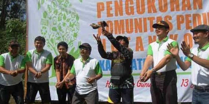 Bupati Trenggalek beserta rombongan melakukan pelepasan satwa burung di akhir deklarasi Kompi Huko. (foto: herman subagyo/BANGSAONLINE)