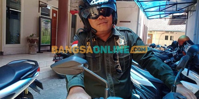 Anggota DPRD Kota Probolinggo, Cahyono, saat mengendarai motornya. Foto: SUGIANTO/BANGSAONLINE