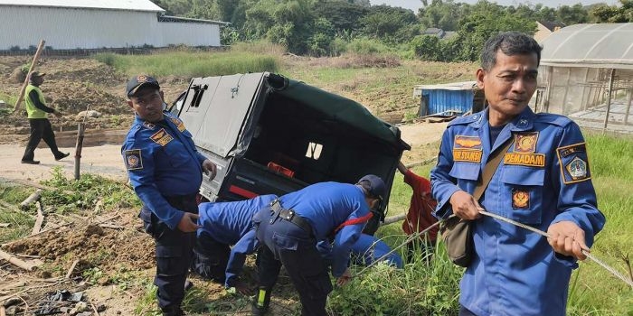 damkar-gresik-evakuasi-pikap-terperosok-di-sekarkurung