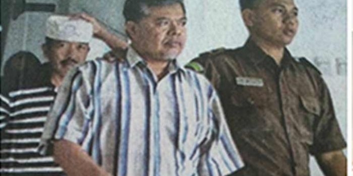 Camat Kedungdung Junaidi dan Kun Hidayat usai mengikuti persidangan.