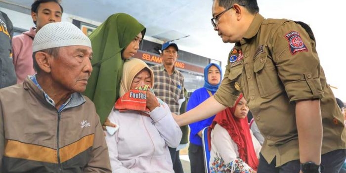 Pj. Gubernur Jatim Adhy Karyono saat menemui keluarga korban longsor Kabupaten Lumajang.