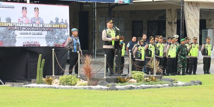 kawal-malam-pergantian-tahun-kapolres-mojokerto-kota-layani-masyarakat-dengan-salam-senyum-sapa