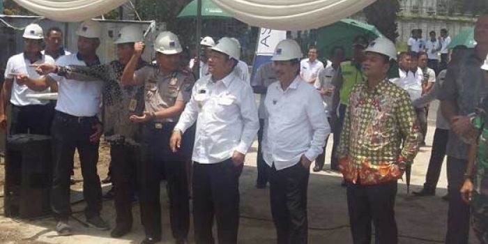 SIMBOLIS: Bupati H Saiful Ilah didampingi Presdir PT MMS Boy Arifin dan sejumlah pihak saat ground breaking Aston Kahuripan City Hotel, Rabu (22/2). foto: mustain/ BANGSAONLINE.com