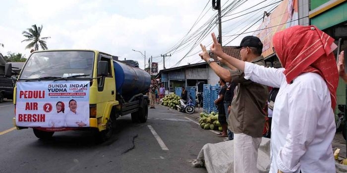 Calon Bupati Lumajang nomor urut 2, Indah Amperawati atau yang akrab disapa Bunda Indah saat menyalurkan air bersih bagi warga terdampak kekeringan.