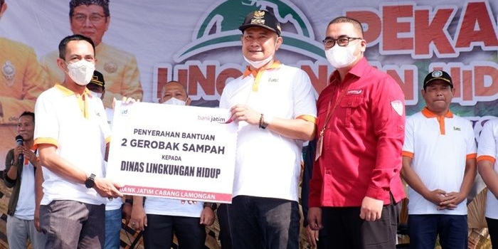 Penyerahan bantuan 2 gerobak sampah oleh Bupati Lamongan Yuhronur Efendi.