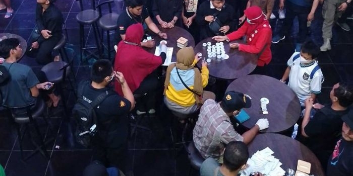BNN Kota Surabaya saat melakukan tes urine Diskotik Meduza dan Vertique, Minggu (3/12/2023).