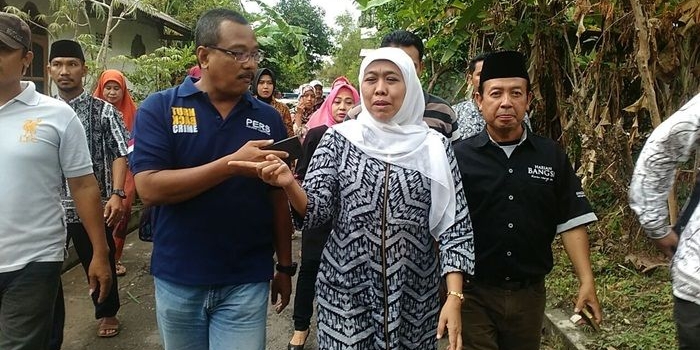 Khofifah saat mengunjungi langsung  sentra industri tenun ikat Parengan Kecamatan Maduran Lamongan, Kamis (15/2) petang. 