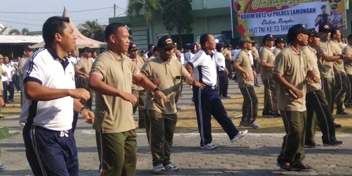 Anggota Kodim dan Polres Lamongan mengikuti olahraga bersama dalam rangka HUT TNI ke-73.