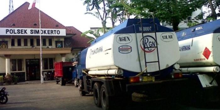 ?Truk BBM Ilegal yang disita di Halaman Mapolsek Simokerto. Foto:rusmiyanto/BANGSAONLINE