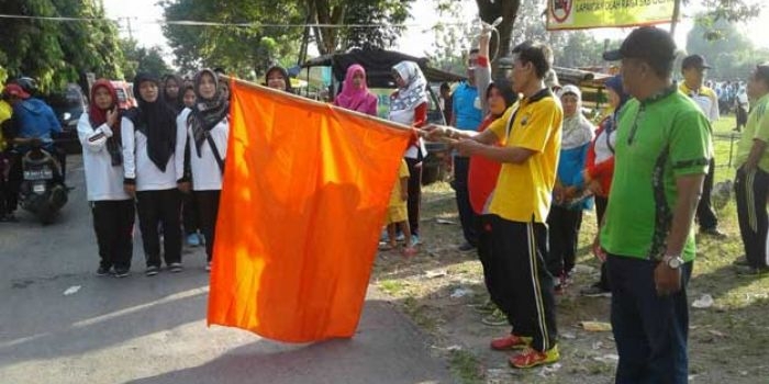 Suasana jalan sehat di UPT Pendidikan Cerme. foto: SYUHUD/ BANGSAONLINE