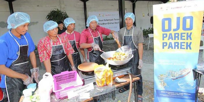 Para peserta saat berlomba membuat sambal yang bernilai jual tinggi.