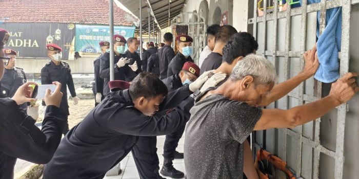 cegah-masuknya-barang-terlarang-rutan-bangkalan-gelar-geledah-kamar-warga-binaan