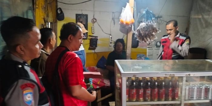 warung-kuning-porong-digrebek-polisi-temukan-sejumlah-botol-miras-yang-dijual