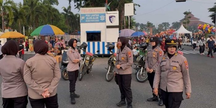 polwan-polresta-sidoarjo-kawal-car-free-day-di-alun-alun