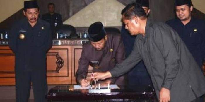 Disaksikan wakil Bupati Kusen Andalas dan Ketua DPRD Thoif Zamroni, Bupati MZA Djalal sedang menandatangani draft Raperda RTRW. foto: Yudi/BangsaOnline