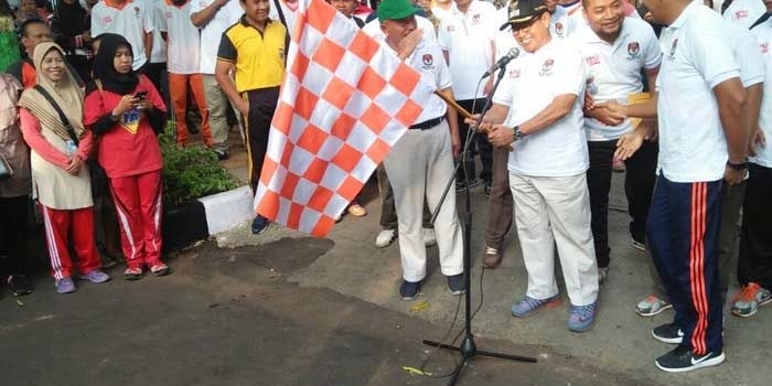 Wabup Tuban saat memberangkatkan peserta jalan sehat