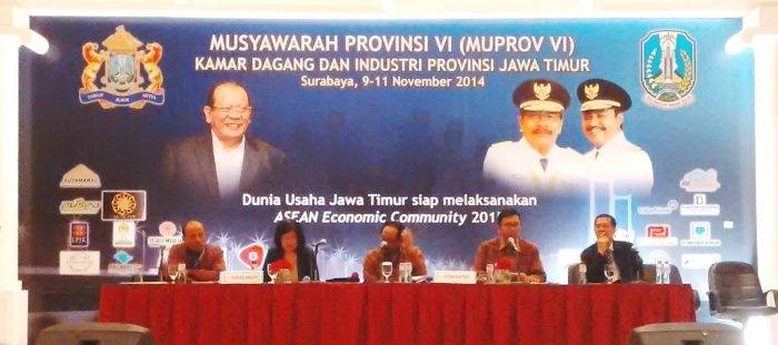 MUPROV. Djatmiko Bris Witjaksono (dua dari kanan) saat menjadi pembicara seminar pada Musyawarah Provinsi VI Kadin (Kamar Dagang dan Industri) Jawa Timur bertema ‘Dunia Usaha Jatim Siap Melaksanakan ASEAN Economic Community (AEC) 2015’ di Hotel Sheraton Surabaya. foto : nisa/bangsaonline