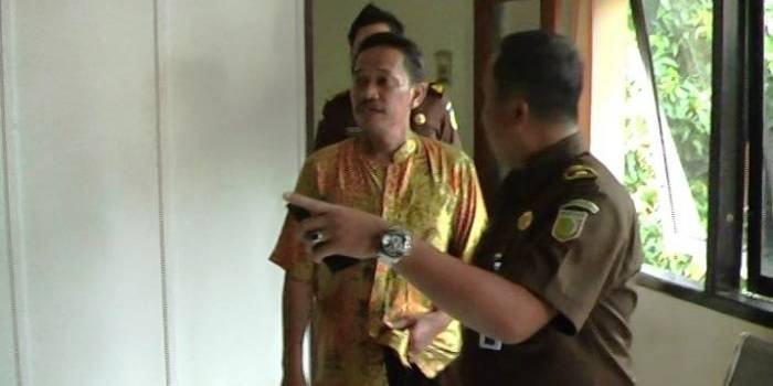 Terpidana korupsi P2SEM, Dadang dibawa ke kantor Kejari Sidoarjo sebelum dijebloskan ke penjara, kemarin. foto : gunadi/BangsaOnline