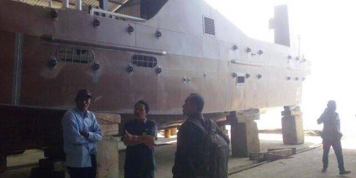 Kapal-kapal pesiar yang sedang dikerjakan PT Orela Shipyard, di Desa Ngimboh, Ujung Pangkah. (syuhud/BANGSAONLINE)