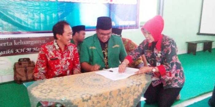 TEKEN: Pemkab Probolinggo saat MoU dengan GP Ansor Kabupaten Probolinggo guna meningkatkan ekonomi kreatif pemuda. foto: BANGSAONLINE