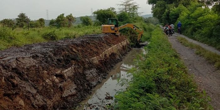 Kegiatan normalisasi jaringan irigasi di wilayah Kecamatan Beji.