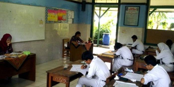 ?Suasana UN di SMPN 5 Surabaya. Nampak dua pengawas berjaga di ruangan. Foto: nisa/BANGSAONLINE