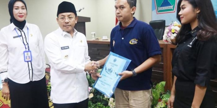 Wali Kota Malang Sutiaji didampingi Ketua TP PKK Widayati Sutiaji ketika memberikan materi sosialisasi bahaya narkoba di Hotel Savana Malang, Rabu (19/02). foto: ist.