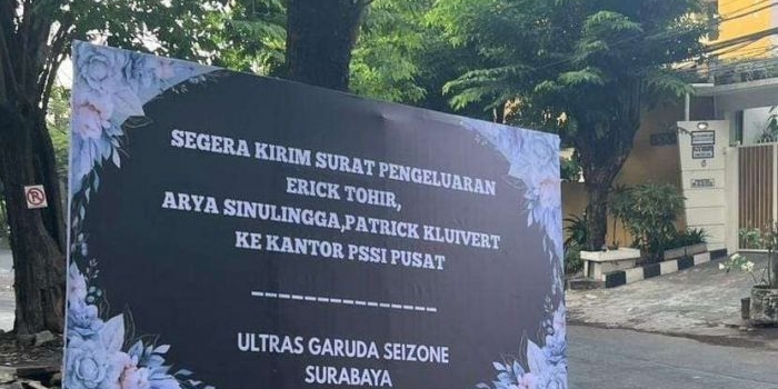 Karangan bunga yang berisikan kritik kegagalan Timnas di kantor PSSI Jatim