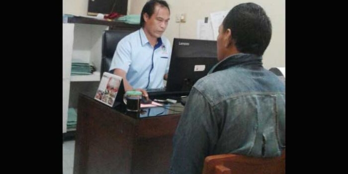 Tersangka saat diinterogasi petugas.