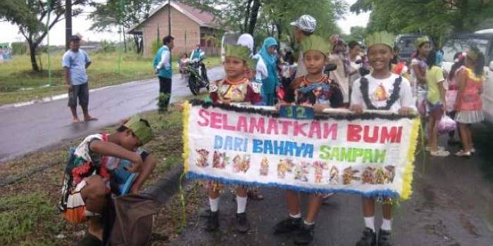 KAMPANYE SAMPAH. Ribuan siswa se-Kecamatan Driyorejo pawai di sepanjang jalan menuju kompleks Kota Baru Driyorejo (KBD).