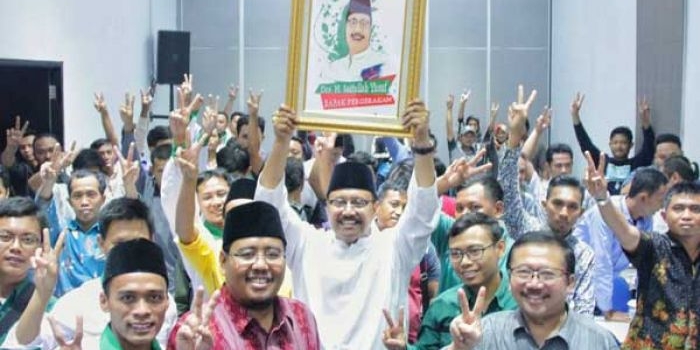 Dengan mengangkat karikatur bergambar dirinya,  Gus Ipul berfoto bersama Bambang DH (Ketua Bidang Pemenengan Pemilu DPP PDI Perjuangan), Anwar Sadad (Sekretaris DPD Gerindra Jatim), serta Fauzan Fuadi (Wakil Sekretaris DPW PKB Jatim).