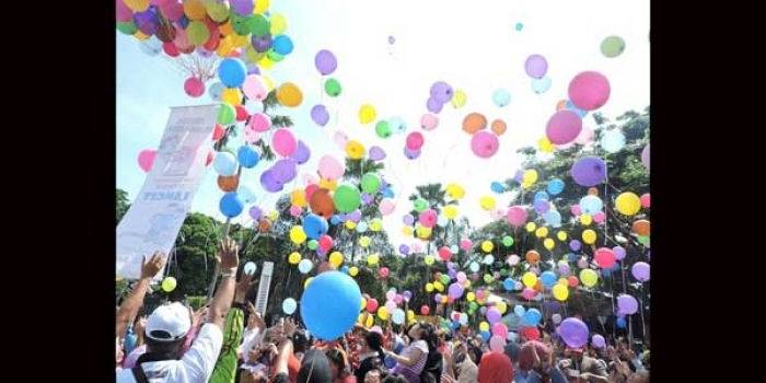 Peserta festival keluarga ceria ketika melepas 1000 balon ke udara. foto: iwan irawan/ BANGSAONLINE