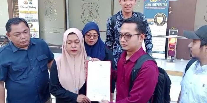 Siti Nur Aeni bersama kuasa hukumnya saat menunjukkan laporan polisi kepada awak media