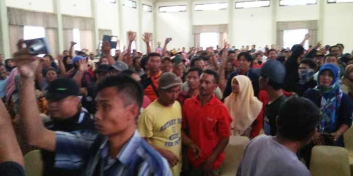 Warga enggan melepas tanahnya untuk proyek pembangunan kilang minyak Rosneft. foto: GUNAWAN/ BANGSAONLINE