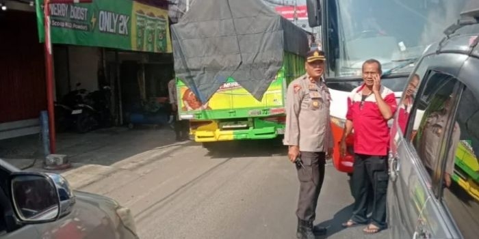 polsek-babat-tangani-kemacetan-dampak-laka-di-widang-tuban-arus-berangsur-normal