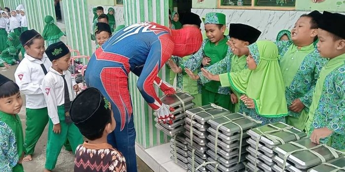 spiderman-meriahkan-program-mbg-di-mi-bustanul-ulum-jombang