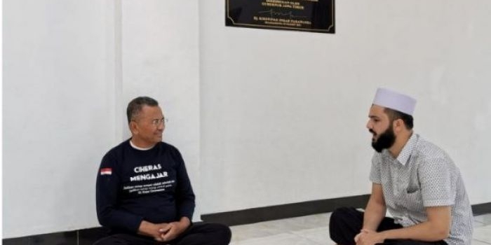 Dahlan Iskan saat mewawancarai Wali, mahasiswa suku Pustun Afghanistan di Masjid Kampus KH Abdul Chalim  Pondok Pesantren Amanatul Ummah Pacet Mojokerto, Jawa Timur. Foto: disway