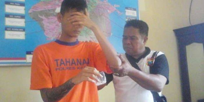 Tersangka bersama barang bukti saat diamankan di Mapolres Kediri. (dendi martoni/BANGSAONLINE)