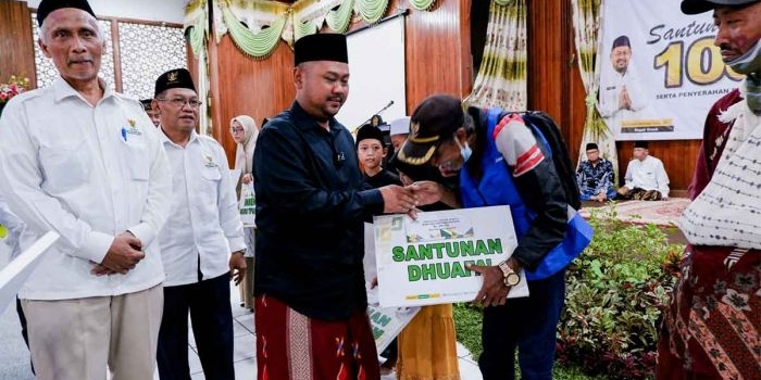 Bupati Gresik, Fandi Akhmad Yani, saat menyalurkan santunan dari Baznas kepada yang berhak. Foto: Ist
