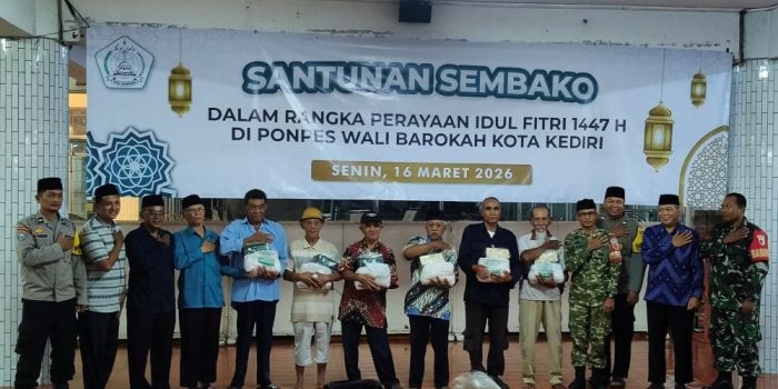 ponpes-wali-barokah-kediri-bagikan-750-paket-sembako-kepada-kaum-duafa