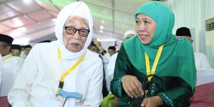 Gubernur Jatim Khofifah bersama KH Anwar Manshur saat menghadiri Munas dan Konbes NU.