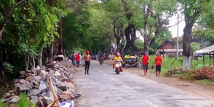 Proyek Peningkatan  jalan di ruang Gununggangsir-Talun senilai Rp 10,79 Miliar.