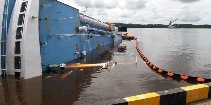 Pelindo memasang oil boom untuk mengurangi risiko tumpahan minyak dari KM Satya Kencana III.