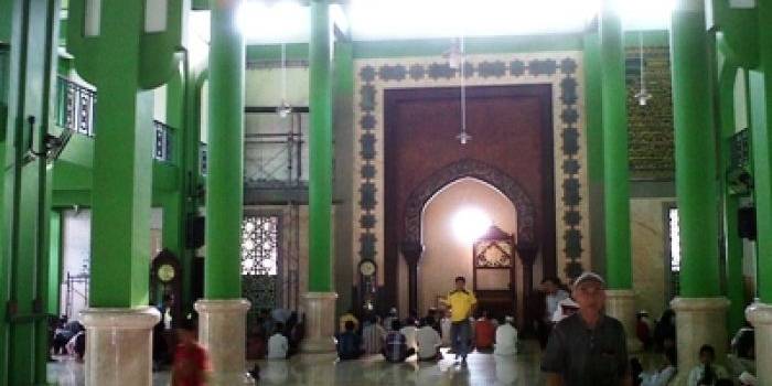 ?Sejumlah jemaah di depan Masjid Jami’ Al-Abror di Dusun Kauman Kelurahan Pekauman Kecamatan Sidoarjo, Minggu (13/7). foto : nanang ichwan/BANGSAONLINE