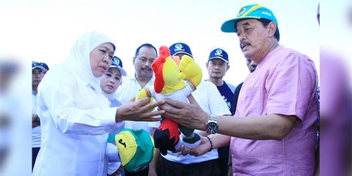  Ir. Erlangga Satriagung, Ketua Umum Komite Olahraga Nasional Indonesia (KONI) Jatim menunjukkan maskot Porprov VI Jatim 2019 kepada Gubernur Jatim Khofifah Indar Parawansa saat meninjau kesiapan venue di Lamongan. foto: ist