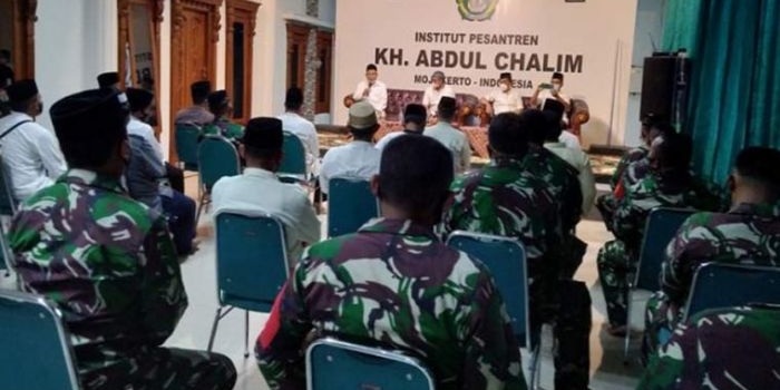 Prof. Dr. KH. Asep Saifuddin Chalim dalam acara buka bersama dengan beberapa perwira TNI di Guest House Institut KH Abdul Chalim Pacet Mojokerto, Sabtu (8/5/2021). foto: mma/ bangsaonline.com