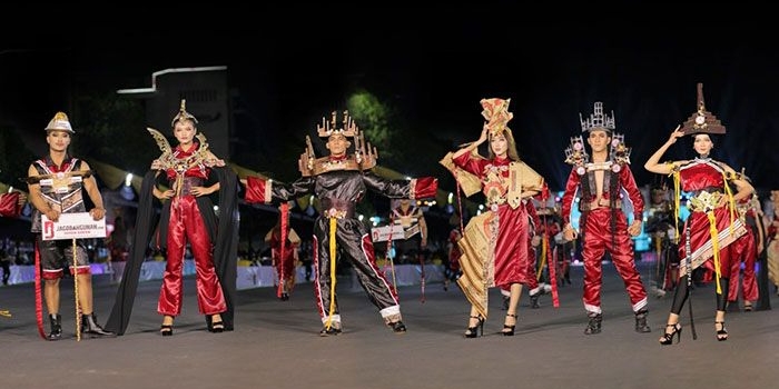 Perwakilan Semen Gresik di Jember Fashion Carnaval 2022 yang menampilkan kostum defile Madurese dengan nilai Kekuatan, Kebudayaan, Visual Produk, Jembatan Suramadu, serta Komunitas Tukang.