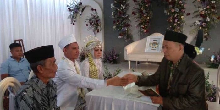 Salah satu pasangan calon pengantin yang melangsungkan pernikahan di malam songo. 