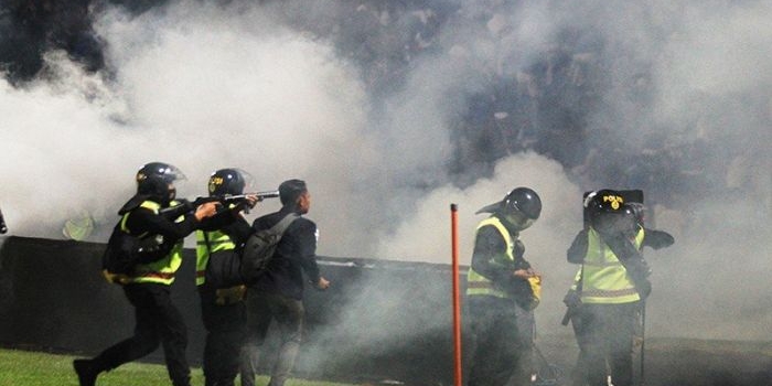 Suasana mencekam saat terjadi kerusuhan di Stadion Kanjuruhan Malang, Sabtu (1/10/2022). Foto:  (Foto: ANTARA/Ari Bowo Sucipto/Bola Okezon.com