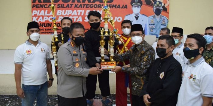 Kapolresta Sidoarjo Kombes Pol. Kusumo Wahyu Bintoro dan Bupati Sidoarjo Ahmad Muhdlor Ali (baju batik) saat menyerahkan trofi kepada juara umum.